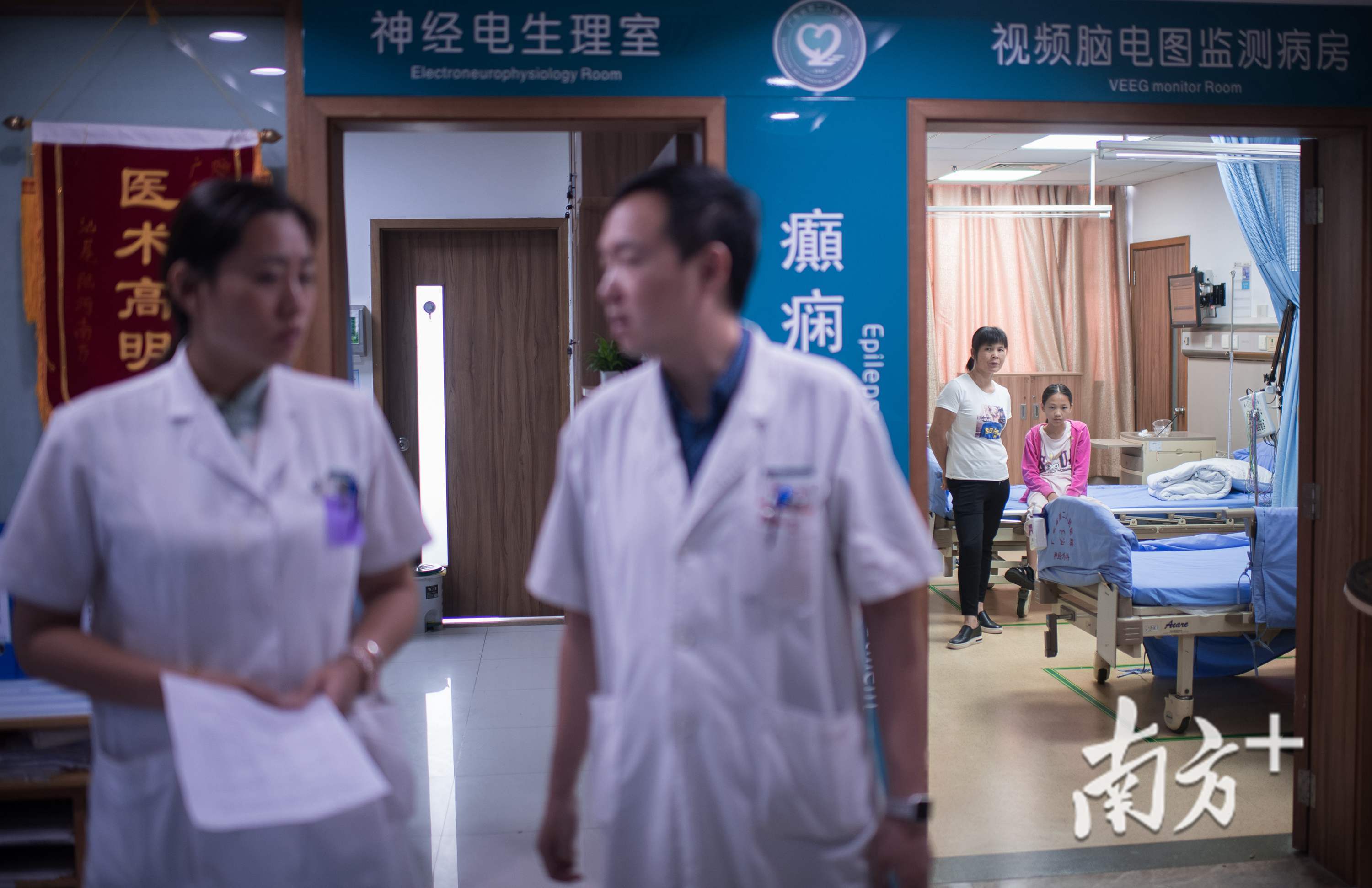 医生在门外讨论病情，思莹在病房若有所思。她说做手术怕疼，但能站起来就不怕了。