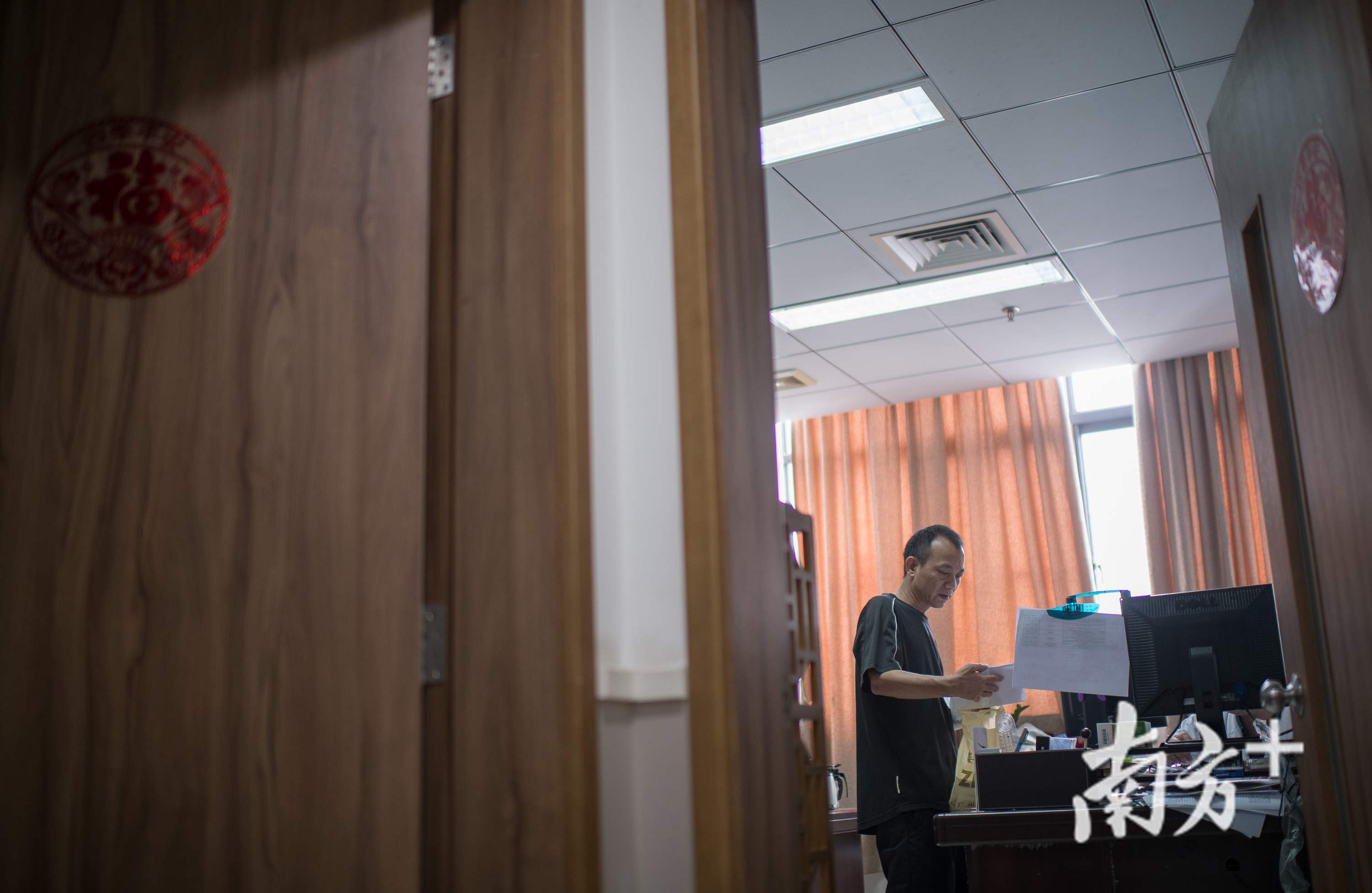 思莹的父母都在深圳务工，考虑到他们的实际困难，医院将减免部分费用。