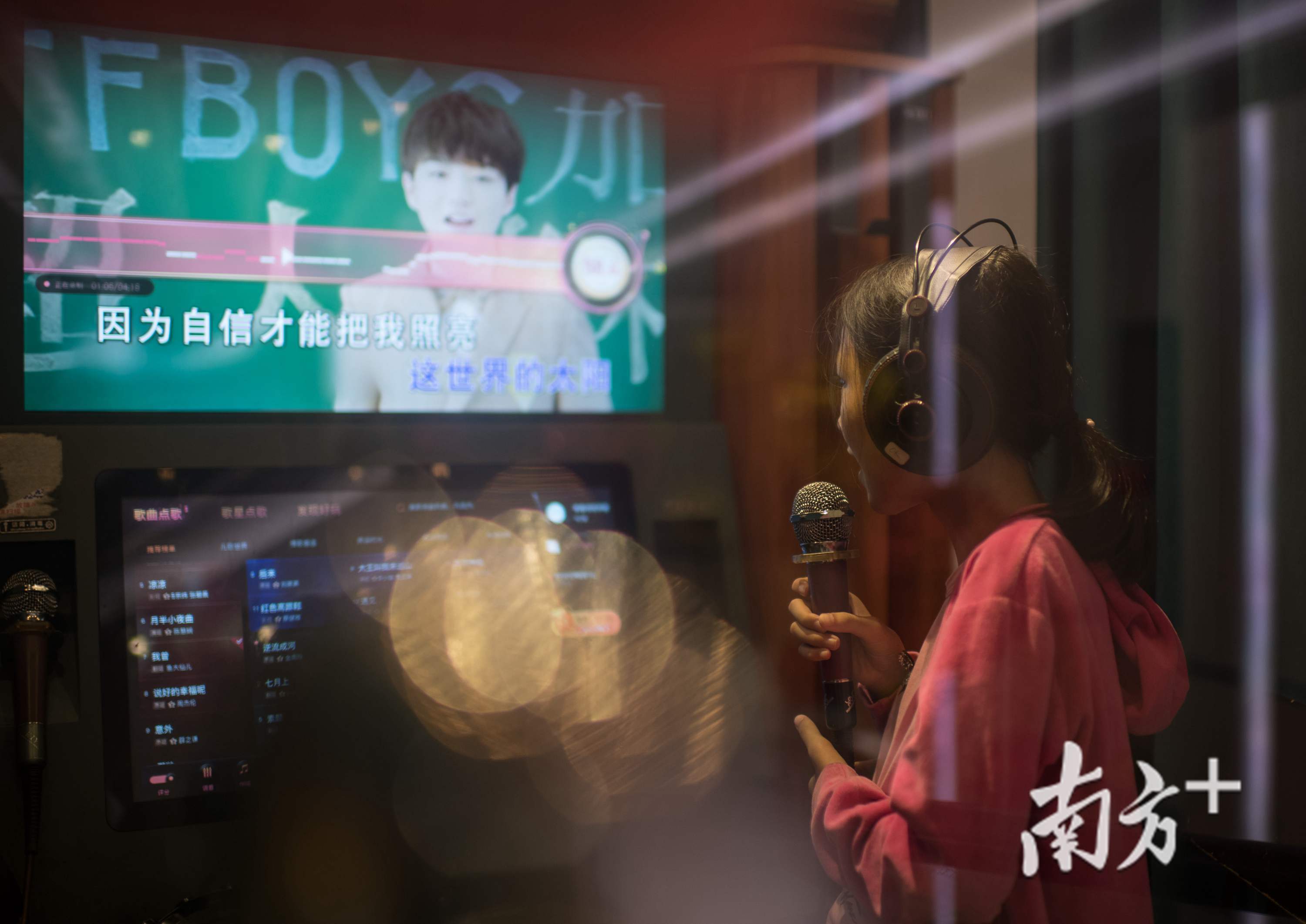 在商场中的“迷你KTV”内，思莹一口气唱了十几首歌。