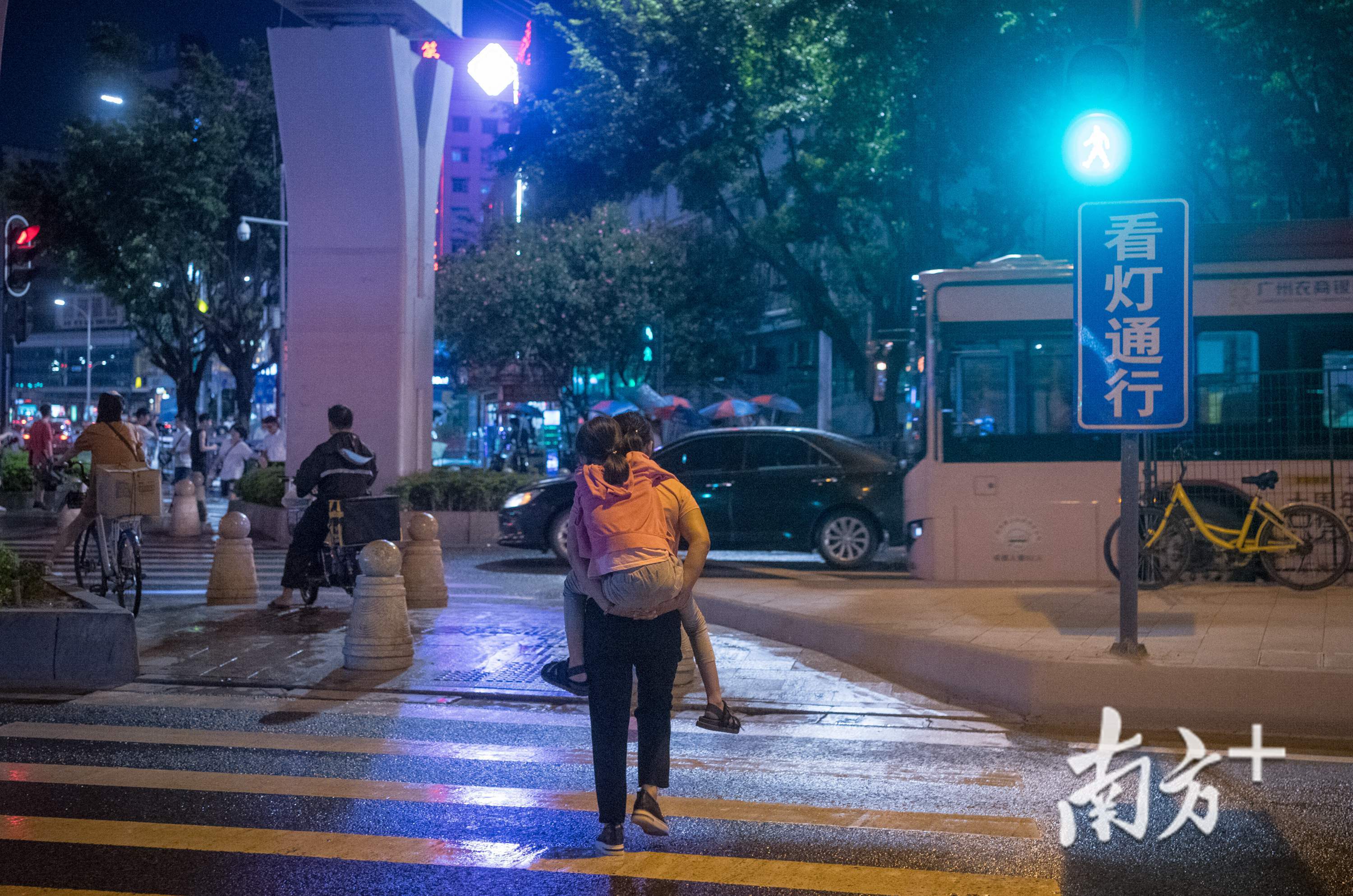 妈妈背着思莹走在广州街头，要不是因为来看病，母女俩得到暑假才能见上一面。