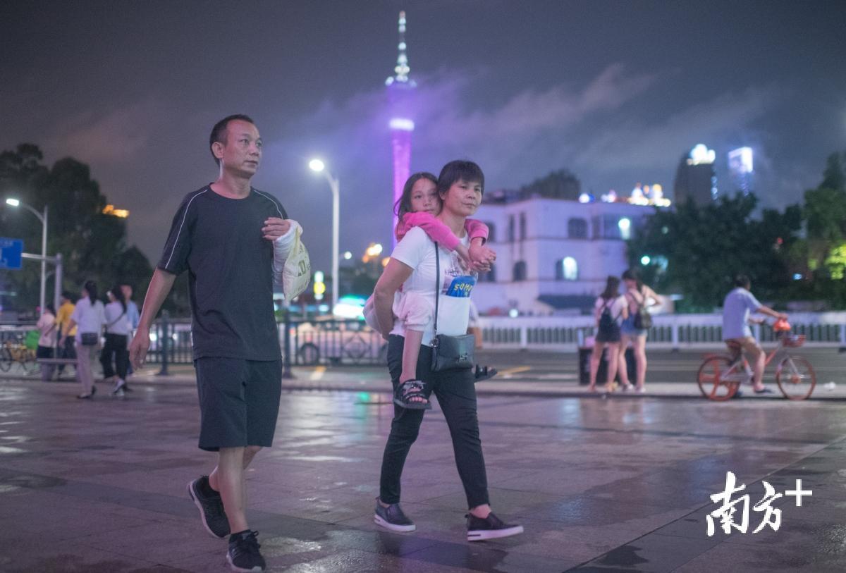 杨思莹和爸妈走在广州街头，背后便是她梦中的广州塔。