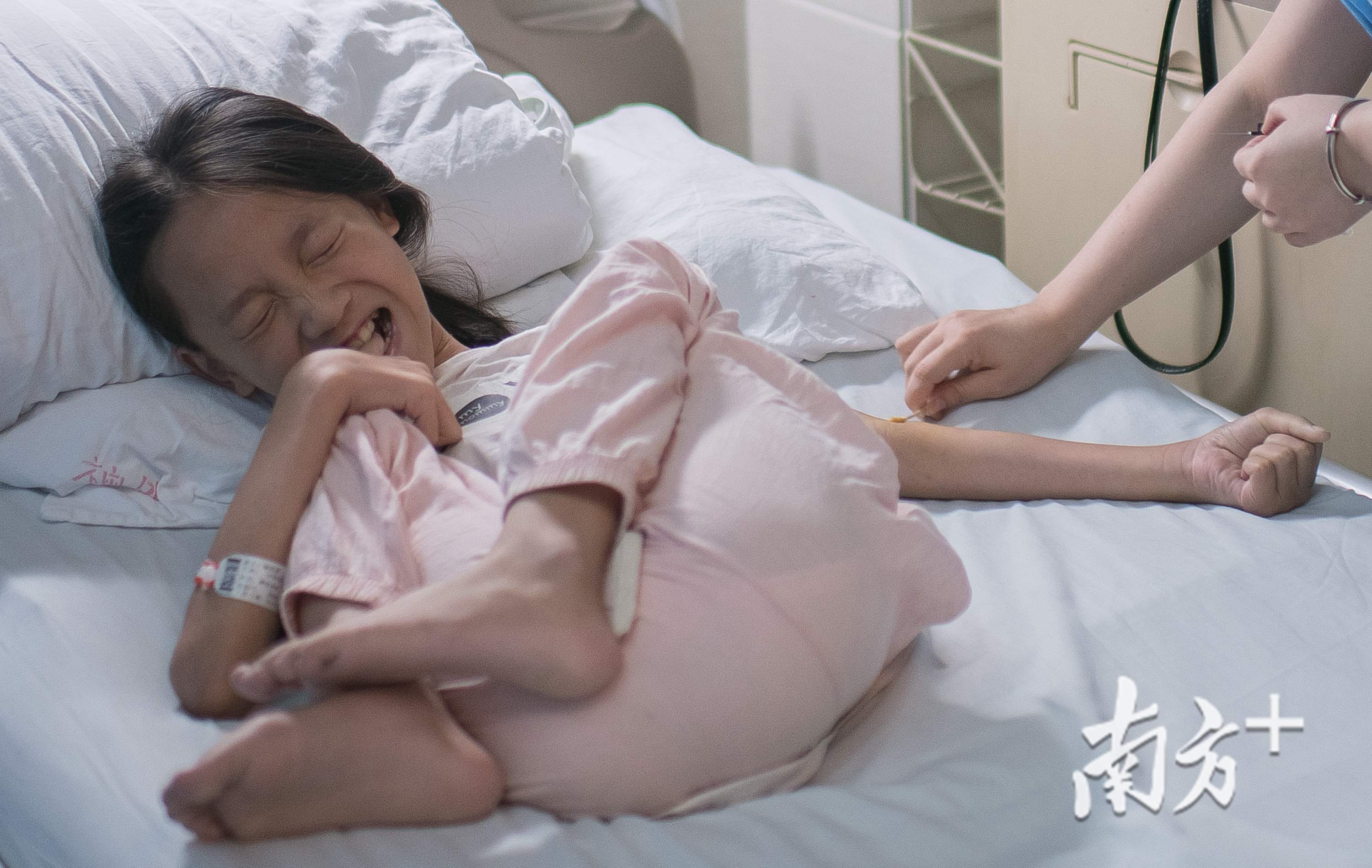 虽然很怕抽血打针，但思莹还是咬着牙接受。