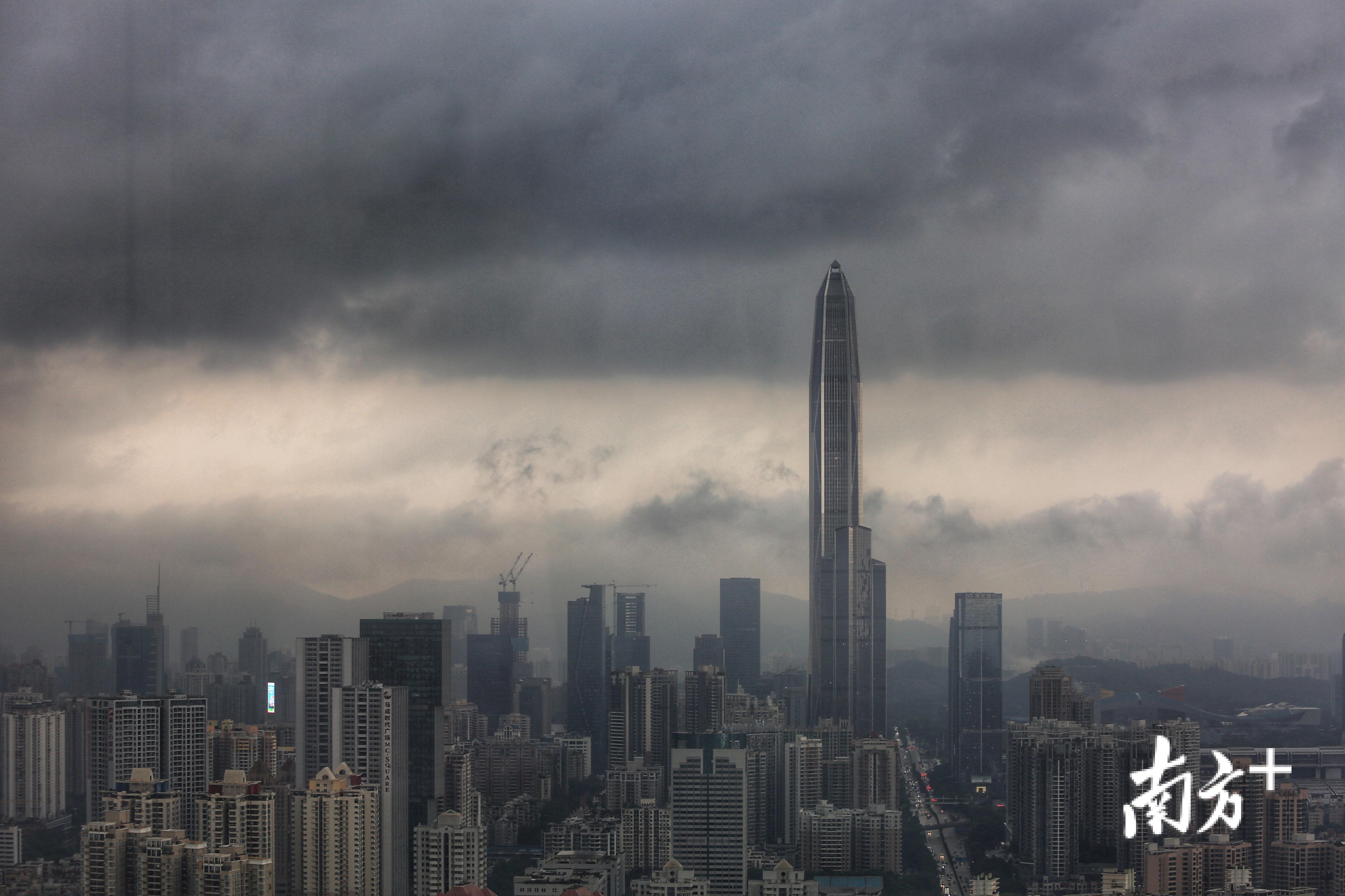 6月12日下午17时左右,深圳也同样乌云密布,电闪雷鸣.