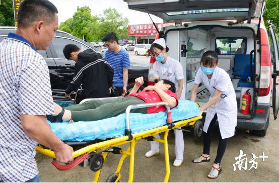 杨谊连被救护车送往医院治疗。