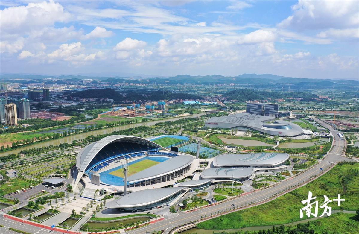 江门将大力发展现代服务业，加快滨江新区总部基地建设。图为位于滨江新区的江门体育中心和珠西国际会展中心。杨兴乐 摄