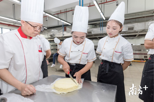 2019年4月29日，顺德厨师学院，四川凉山州金阳县“精准扶贫”厨师培训班学员接受名厨指导。佛山市宣传部供图