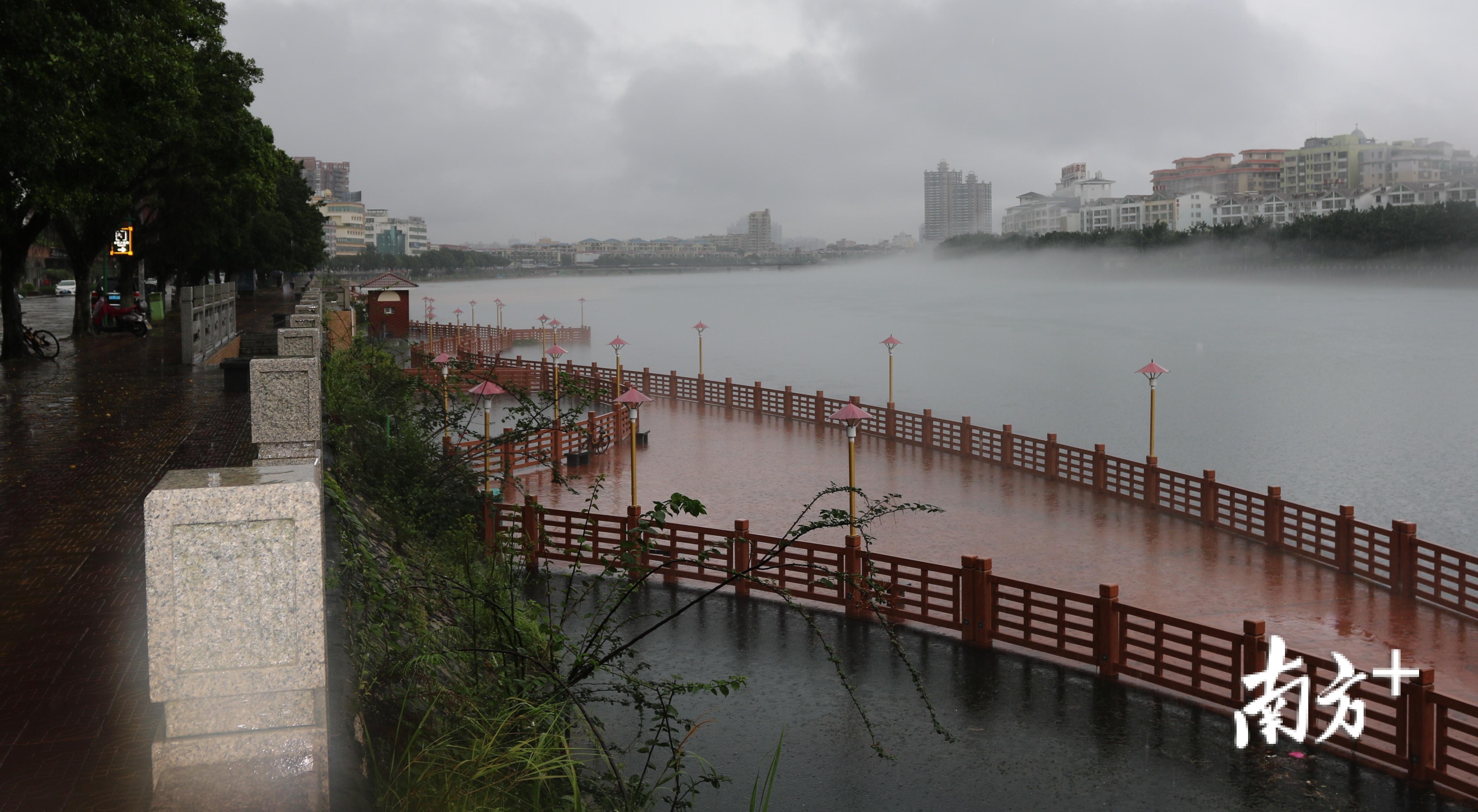 新丰江水漫至威尼斯花园前的亲水平台。