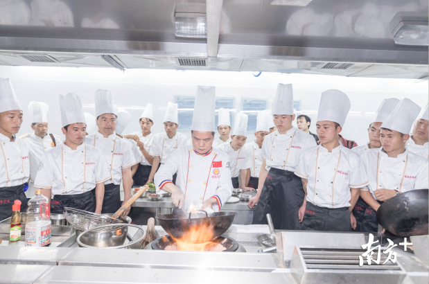 图为“顺德十大名厨”之一的孔庆聪顺德厨师学院教学。佛山市宣传部供图