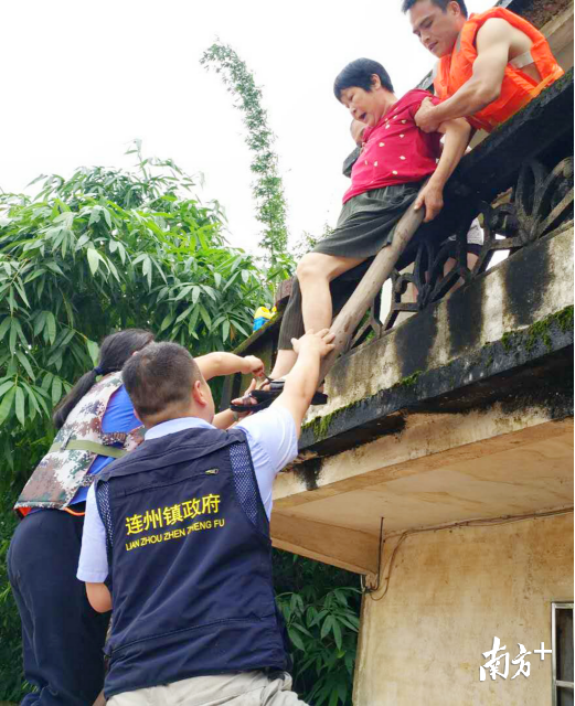 在众人合力下，杨谊连被安全抬至舟中。