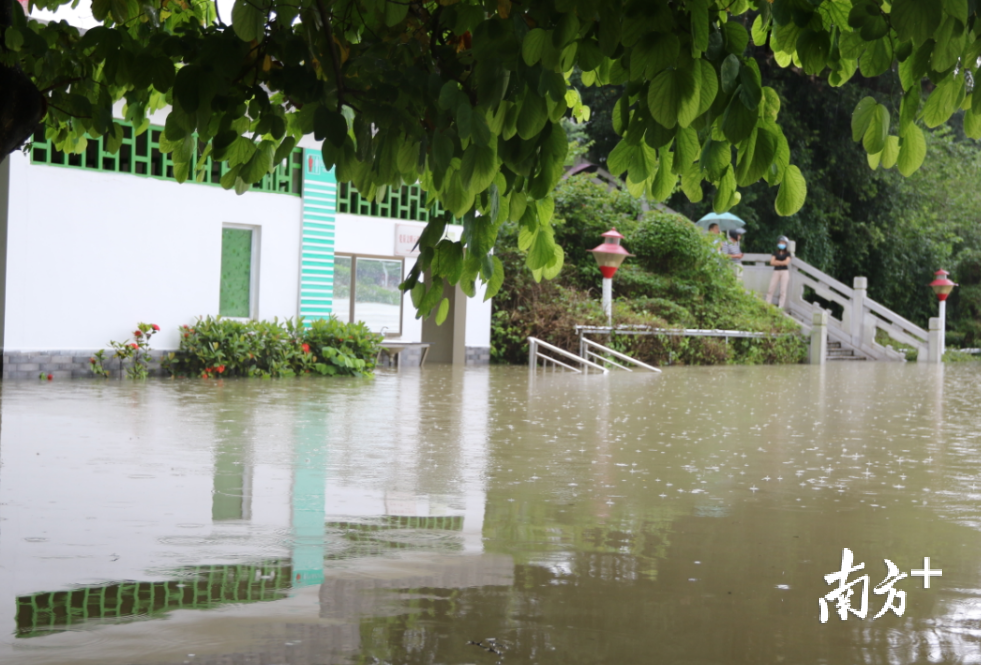 河源市会议中心前亲水步道旁的公共卫生间也遭水淹，仅露出建筑物的顶部。