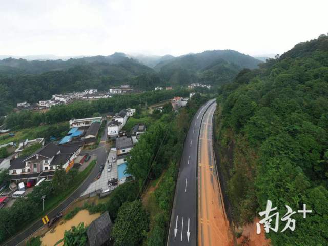 雨情特写 暴雨来袭 莲麻趟过洪水雨夜 南方plus 南方