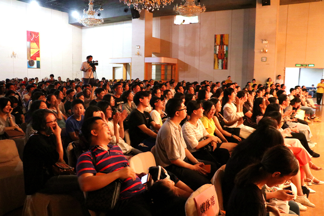 观众们的捧腹大笑，是演出成功的证明    李彤晖摄