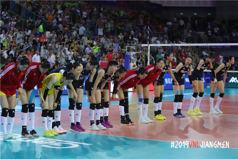 中国女排结束比赛致谢。赛事组委会提供