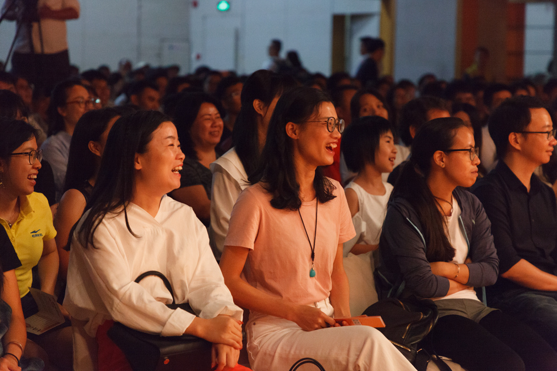 沉浸在演出中的现场观众。  余文诗 摄