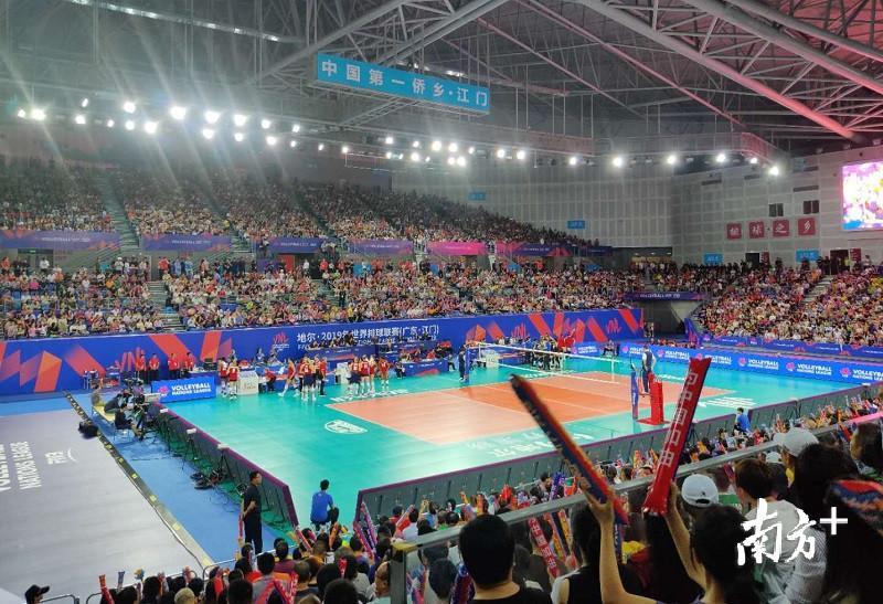 比赛现场座无虚席，江门观众热气应援。