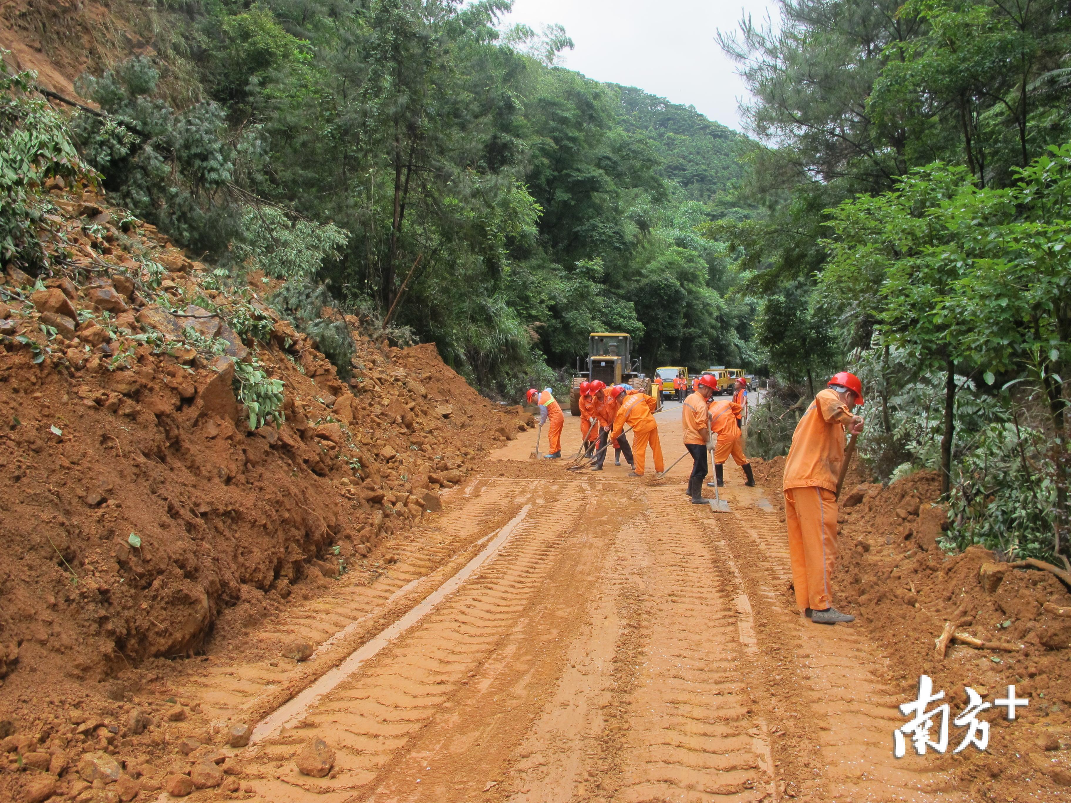 仁化县抢通并恢复国道G106线锦江路段通车。县交通局供图