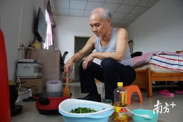 在艺术团，为了让舟舟好好吃饭，胡厚培每顿都给舟舟开小灶。