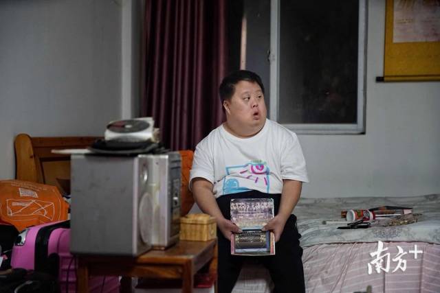 舟舟有一台用了多年的CD机，之前他每天要听8个小时，现在这台CD机已经很久没有播放音乐了。