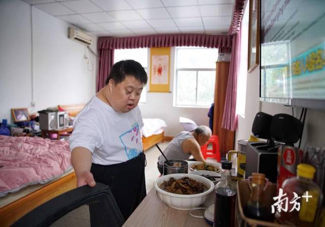 舟舟是“肉大王”，喜欢吃肉，看到午饭有一大碗鸡，舟舟非常开心。