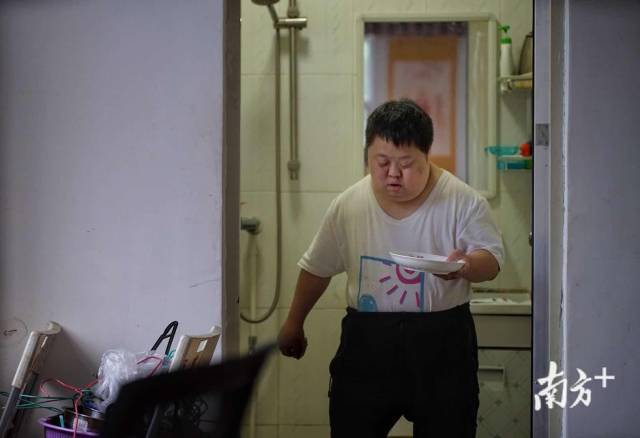 舟舟的自理能力比较差，但他会做一些刷碗擦桌子等简单的家务，来减轻爸爸的负担。