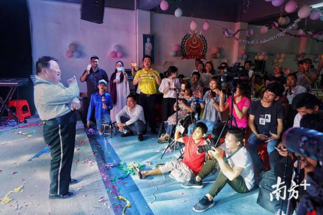 在一场艺术团同事办的生日会上，舟舟上台表演指挥。