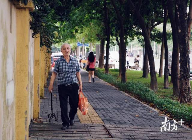 今年年初，胡厚培中风了，腿脚开始变得不好。但他还是每天坚持走三十多分钟的路买菜给舟舟做饭。