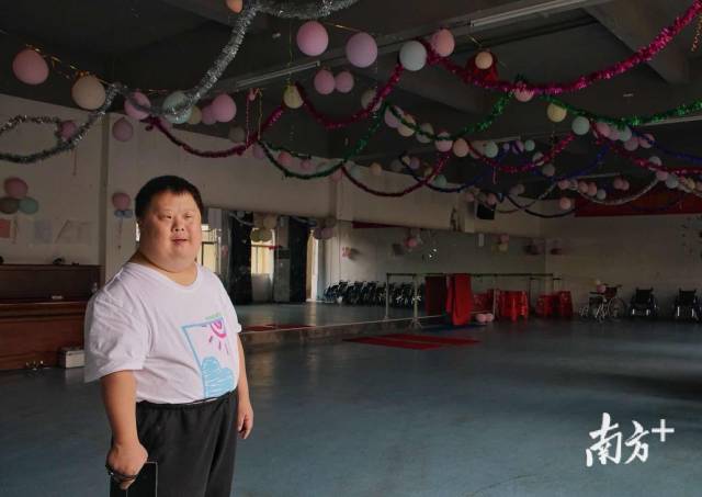 舟舟在深圳点亮生命残疾人艺术团的排练室。