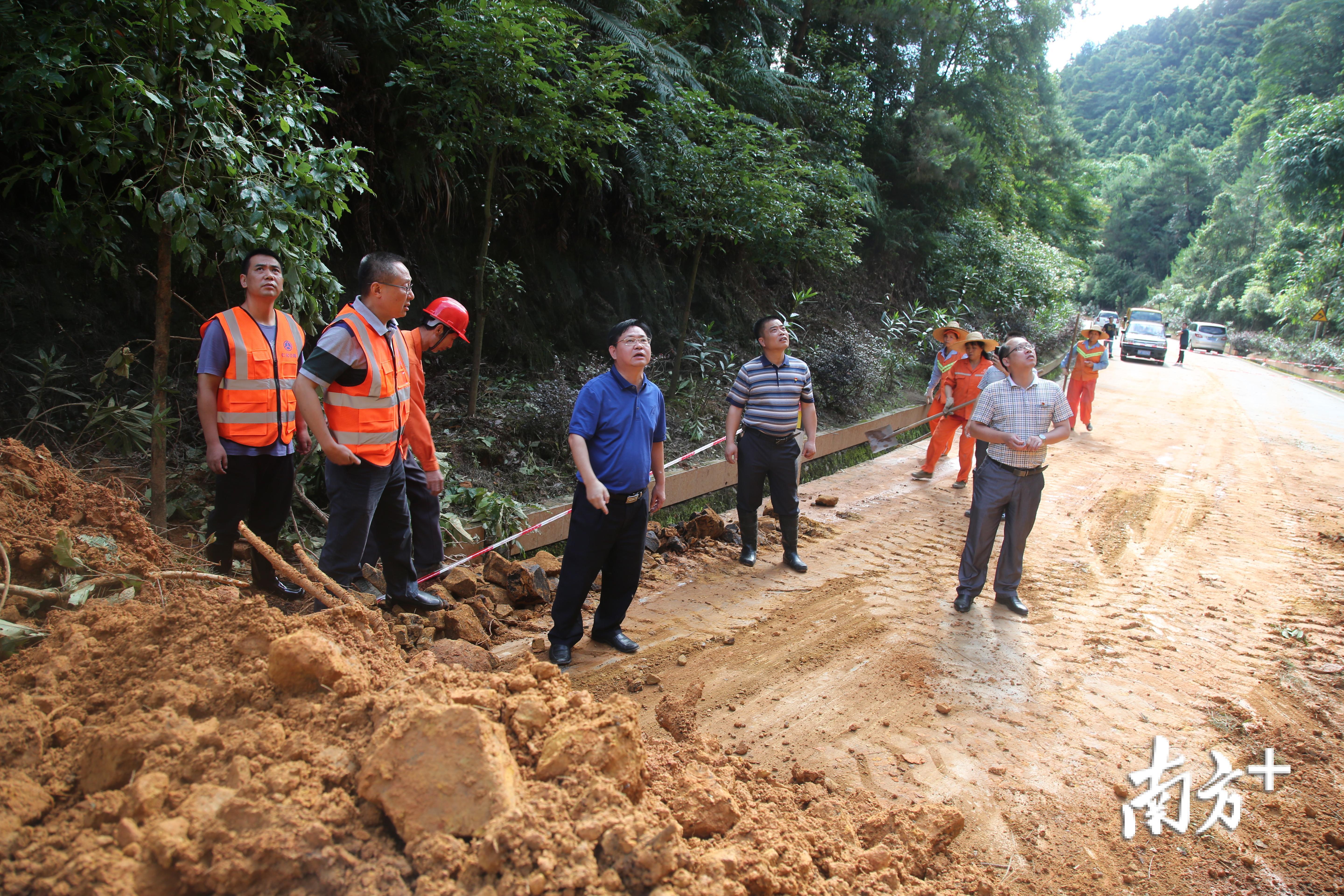 仁化县长周小明在道路塌方点指挥抢修工作。朱家强 摄