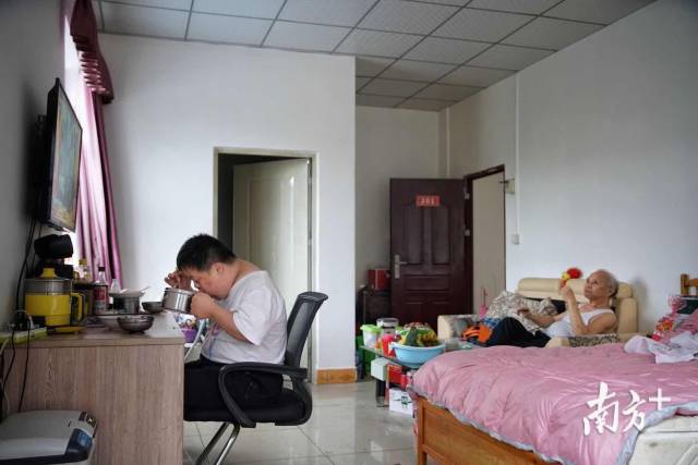 如今，舟舟和父亲胡厚培住在深圳点亮生命残疾人艺术团的宿舍，父子二人相依为命。