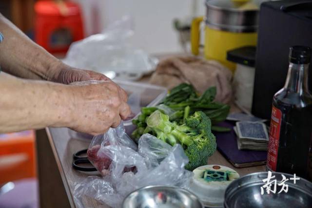 胡厚培给舟舟准备午饭。舟舟是喜欢吃肉，胡厚培就把蔬菜搭配着肉一起炒，让舟舟能够营养均衡。