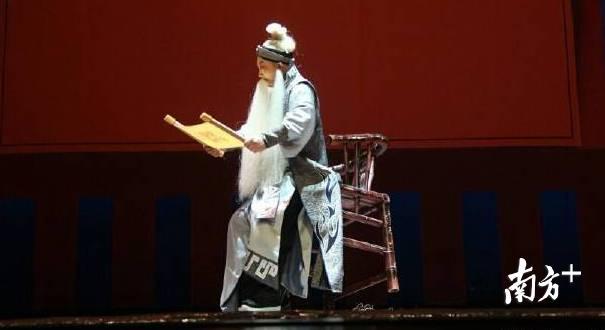 吕维平在西秦戏《马援伏波》中表演的“椅子功”。