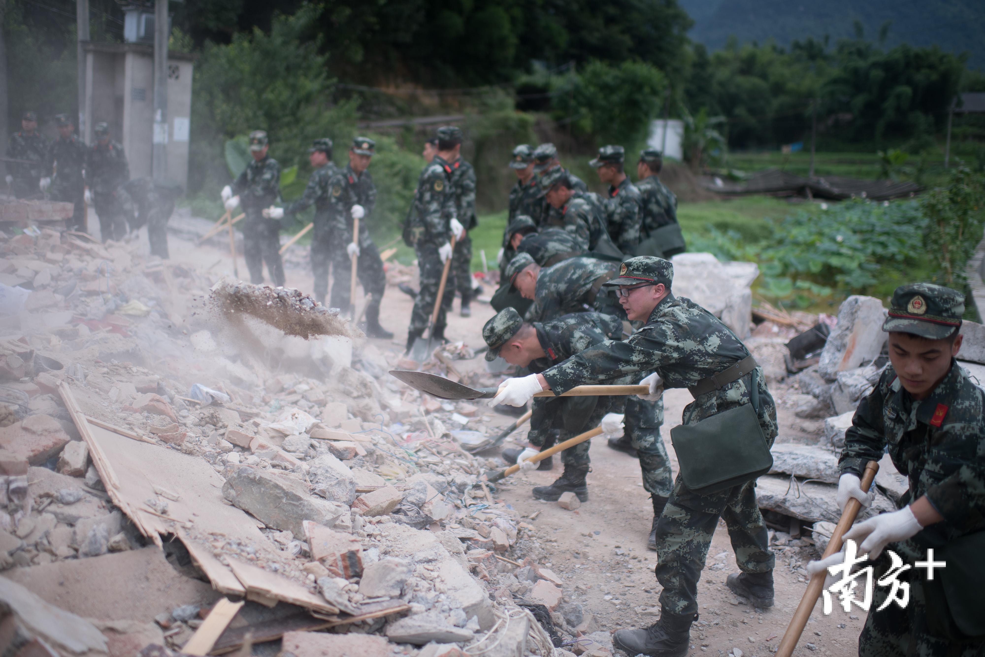 6月18日,双河镇,救援部队正在清理路障.