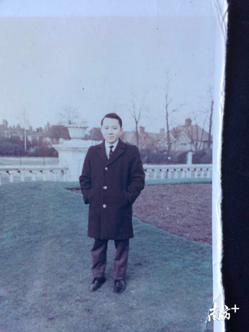 年轻时的蒋英荣。