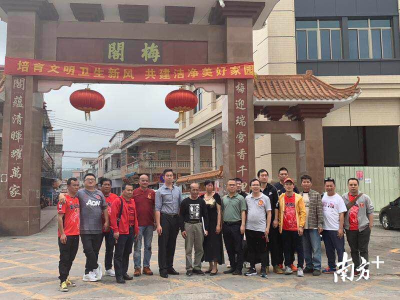 恒大俱乐部为布朗宁寻根的团队在梅阁村村口合影。