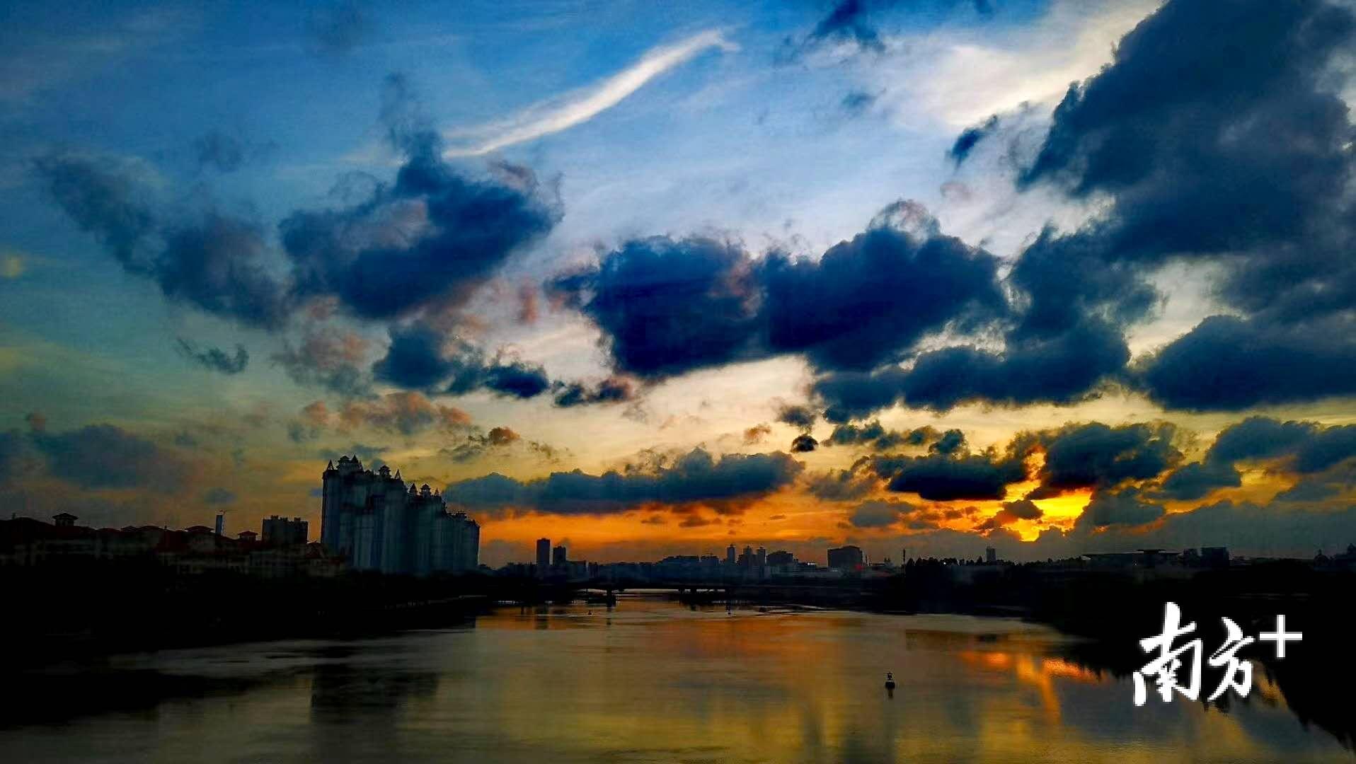 20日,经历一天的高温过后,广州傍晚天空晚霞瑰丽,吸引众多关注.