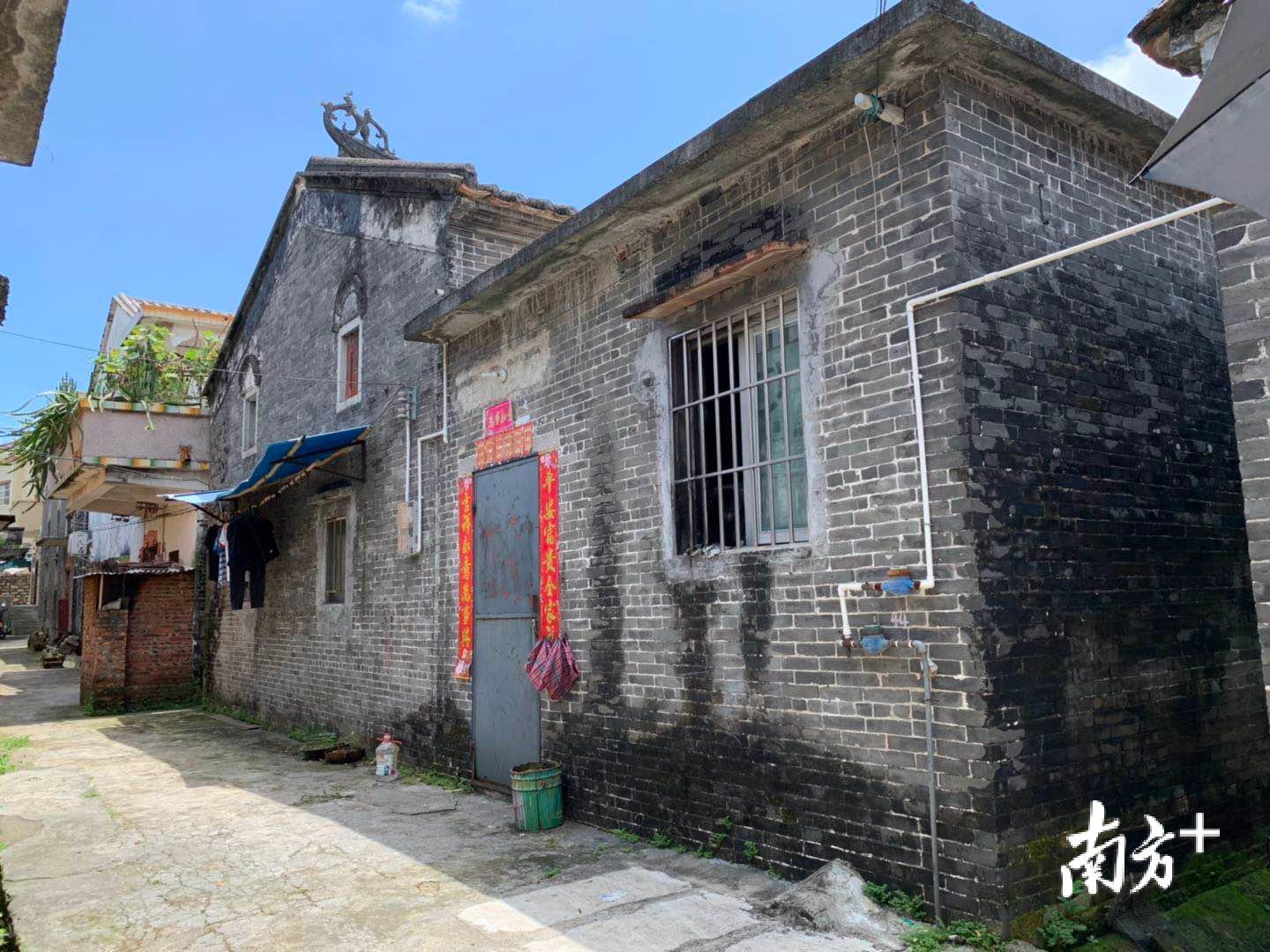 这座青砖大屋就是蒋英荣的故居。