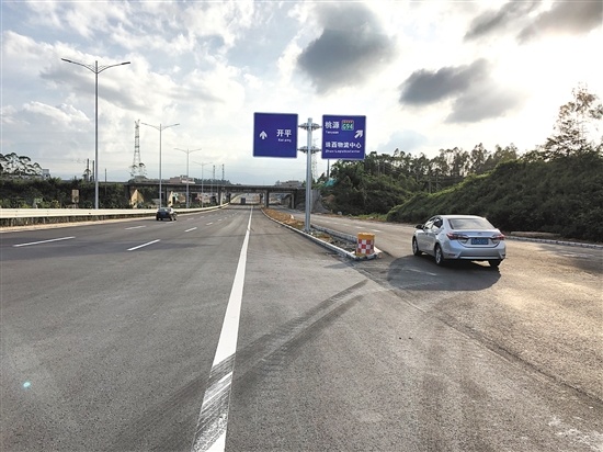 国道G325线鹤山大雁山至桃源段改线工程（南环快速干线）蟠龙路段辅道口已经开通，车辆可经由该出口进入桃源镇。 