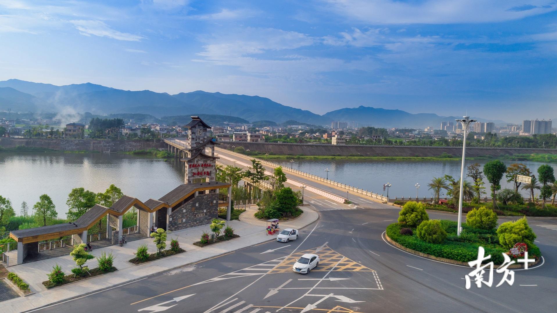 “寿乡画廊”美丽乡村精品线路重要节点蕉城龙安滨水公园标志景观小品充满现代“乡愁”感。林文虎 摄 “寿乡画廊”美丽乡村精品线路重要节点蕉城龙安滨水公园标志景观小品充满现代“乡愁”感。林文虎 摄