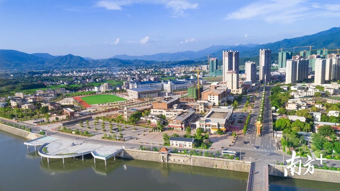 “寿乡画廊”蕉城段观景平台与桂岭长寿广场交相辉映。林文虎摄 “寿乡画廊”蕉城段观景平台与桂岭长寿广场交相辉映。林文虎摄