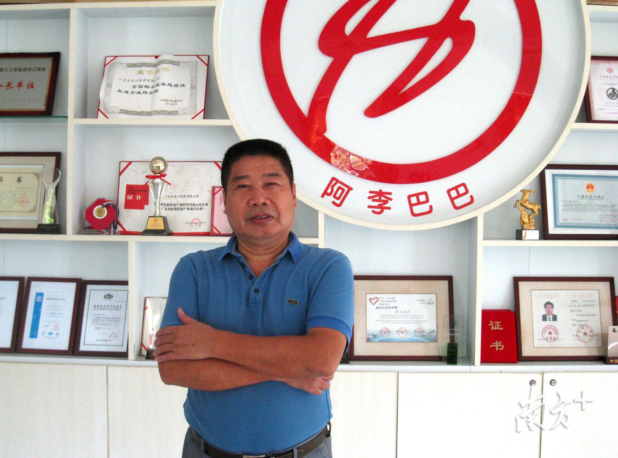 多年来,创业和公益为李锡宏赢来无数荣誉。 多年来,创业和公益为李锡宏赢来无数荣誉。