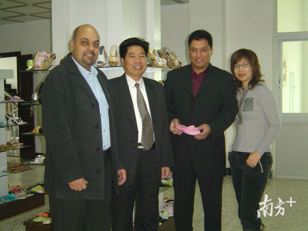 为了卖鞋,李锡宏走遍全国各省市自治区,还去了76个国家。 为了卖鞋,李锡宏走遍全国各省市自治区,还去了76个国家。