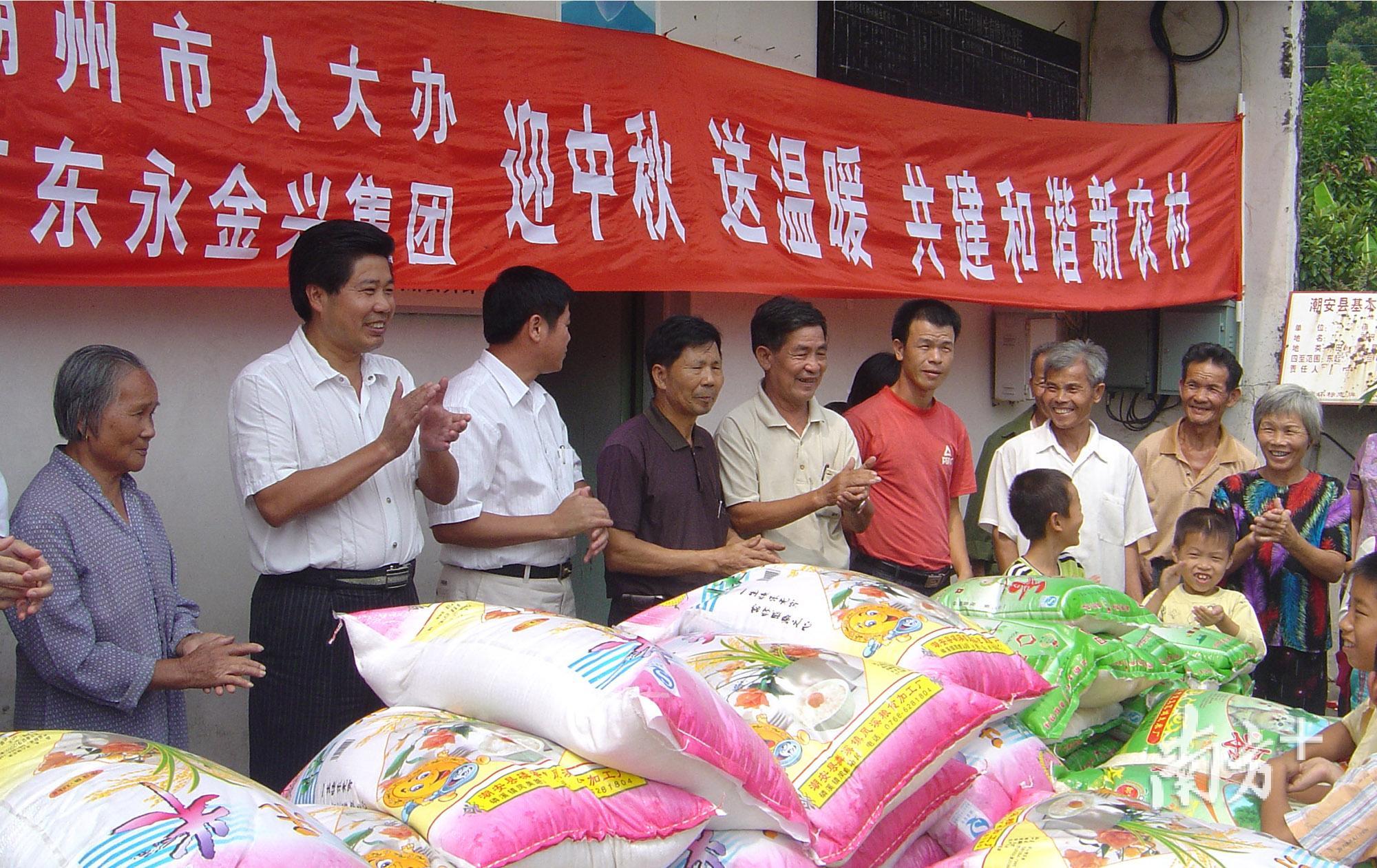 回到家乡创业成功后,李锡宏(左二)经常参加各种公益慈善活动。 受访者供图 回到家乡创业成功后,李锡宏(左二)经常参加各种公益慈善活动。 受访者供图