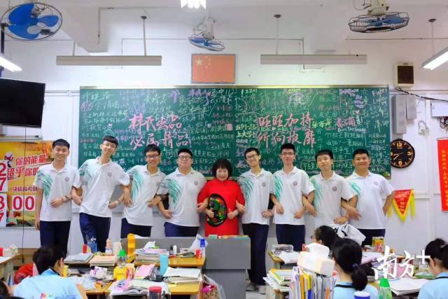 左一是雷霆，右一是余炜灏，左三是苏琪智。中间穿红衣的是班主任韩宜奋。