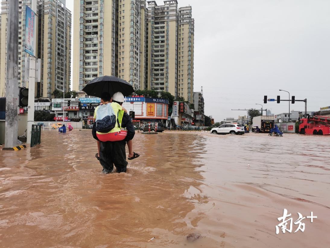 直击广州暴雨番禺大石路口水流成河市民趟水过街