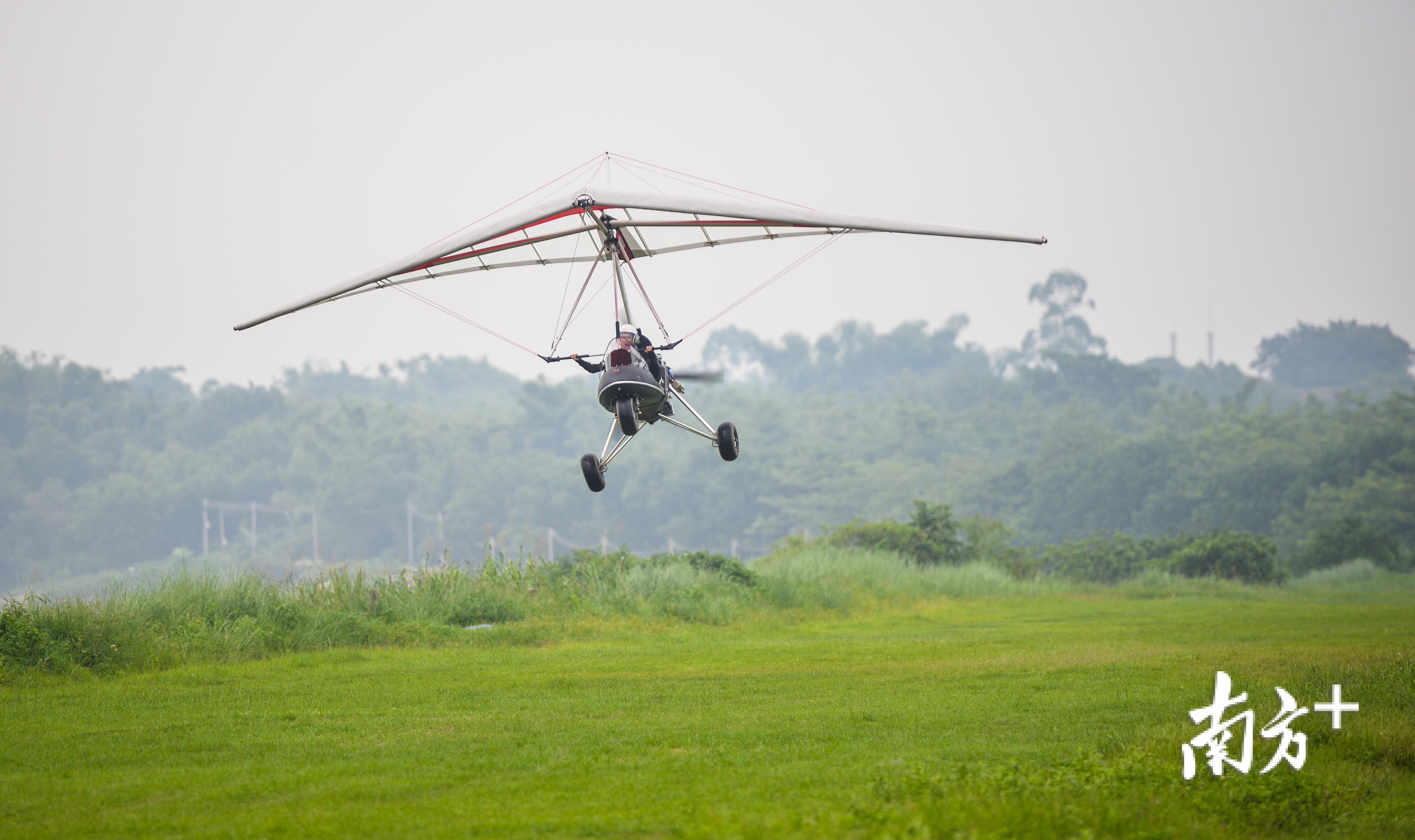 发布会后，还现场对“孔子鸟”动力三角翼进行专业试飞。 全媒体记者 曾亮超 摄
