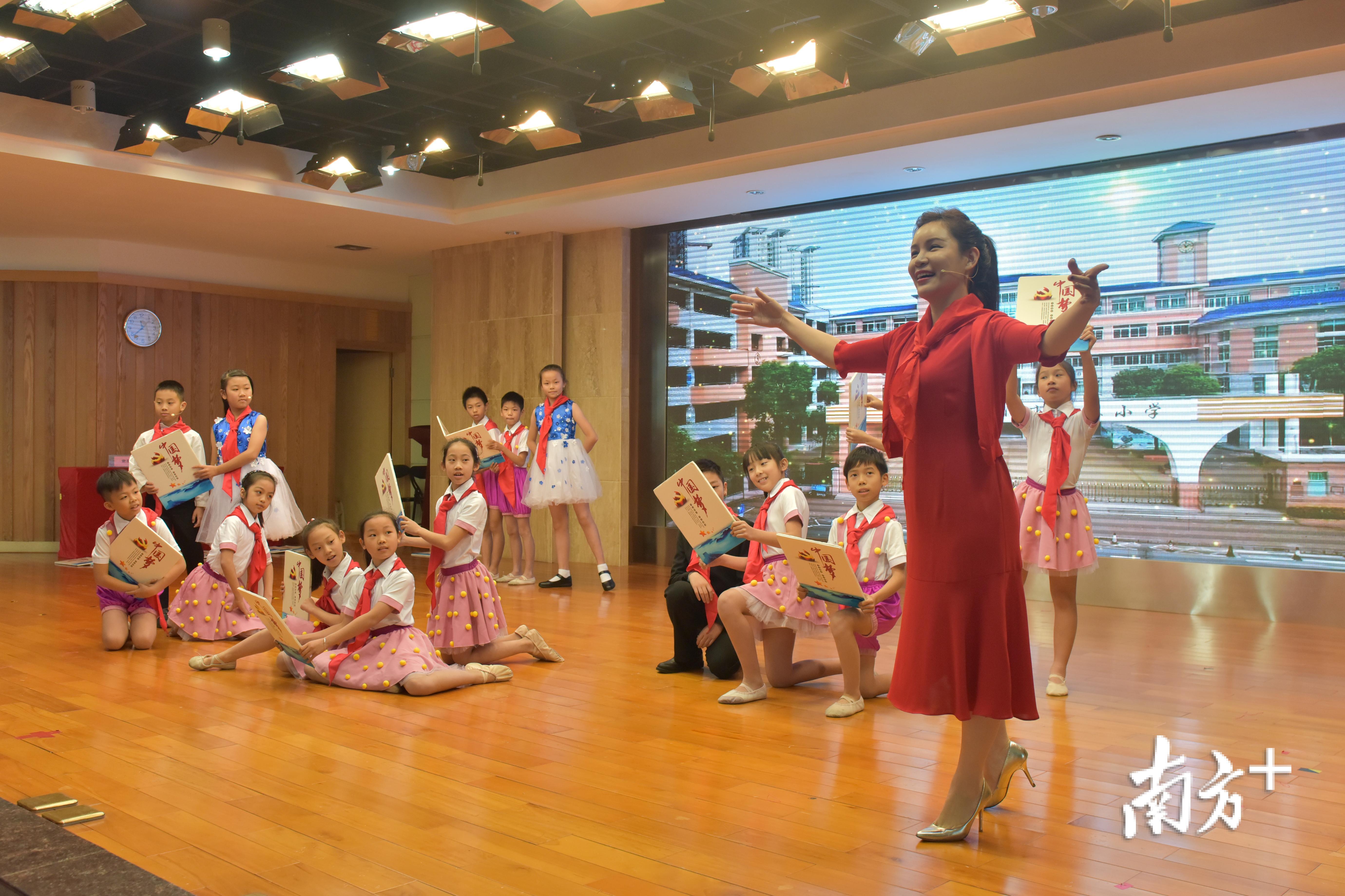 紫茶小学将《中国梦·我的梦》学习读本与课内外活动相融合。图片来自于蓬江区教育局