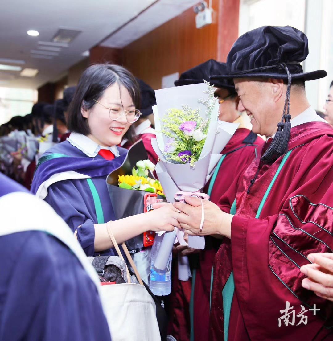 毕业生给导师们献上鲜花。 毕业生给导师们献上鲜花。