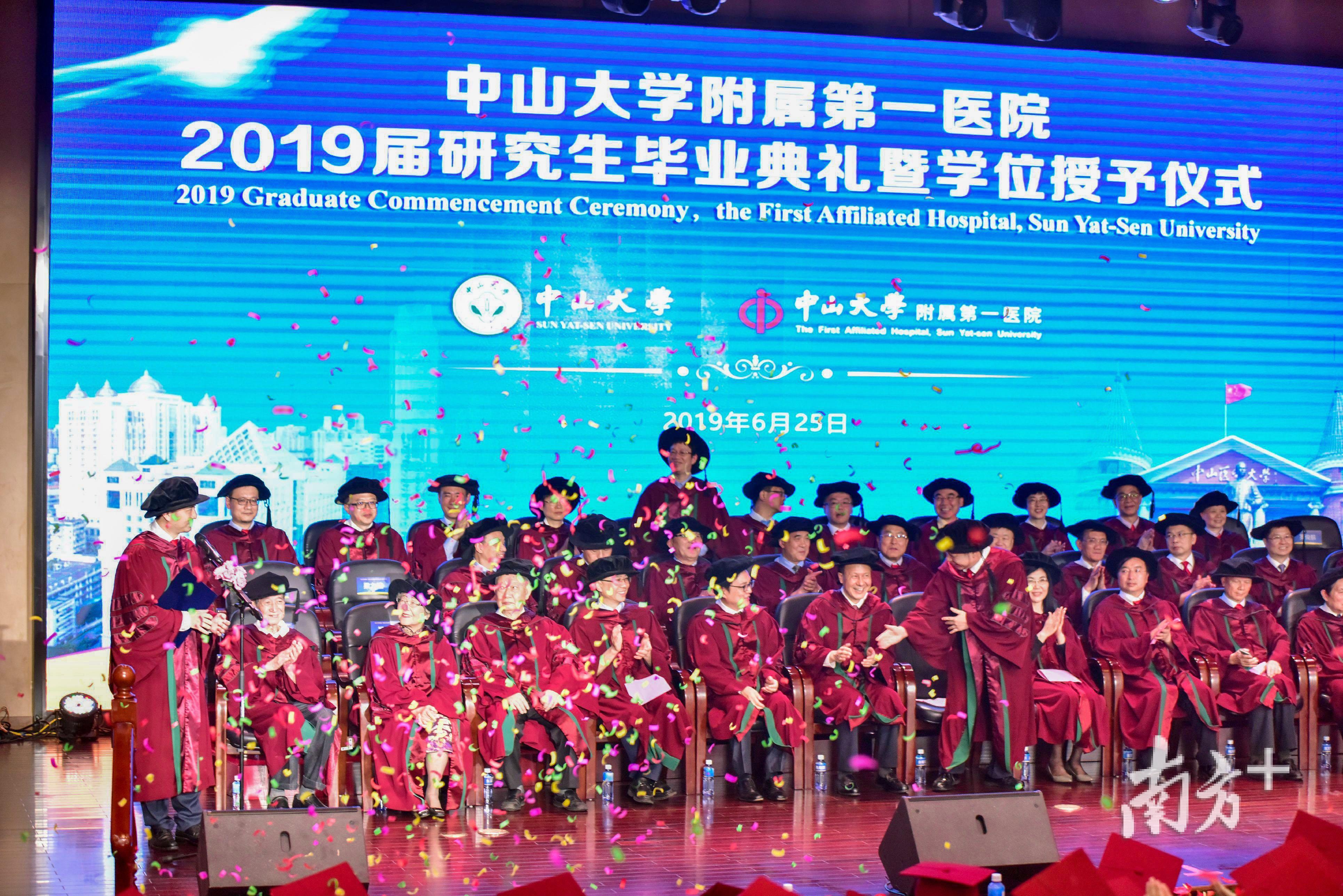 主席台上的主礼教授们“星光熠熠”。 主席台上的主礼教授们“星光熠熠”。