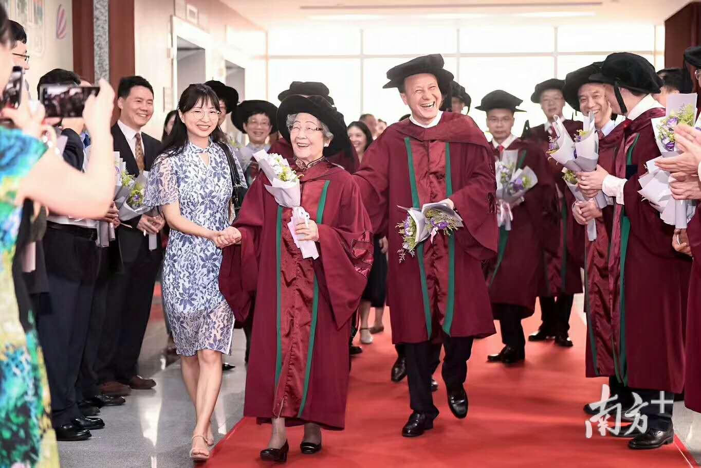 教授们手拿鲜花入场。 教授们手拿鲜花入场。