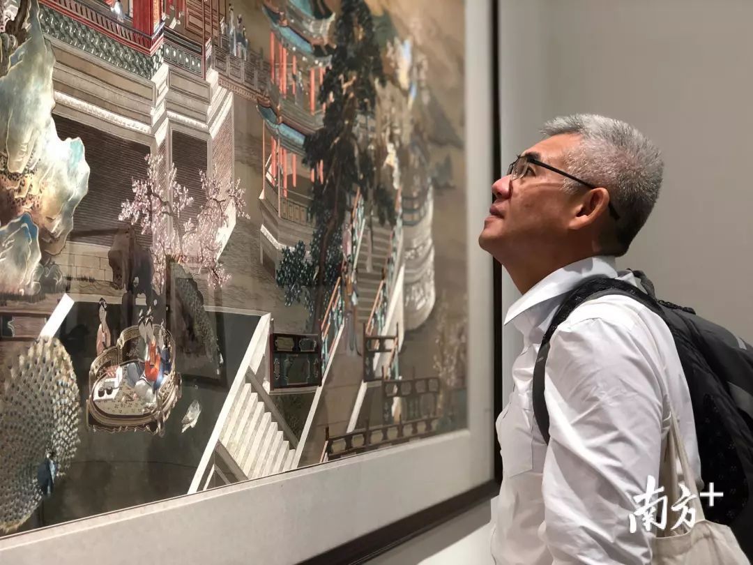 6月23日,新加坡中国文化中心,观众在欣赏展出的中国刺绣精品。 6月23日,新加坡中国文化中心,观众在欣赏展出的中国刺绣精品。